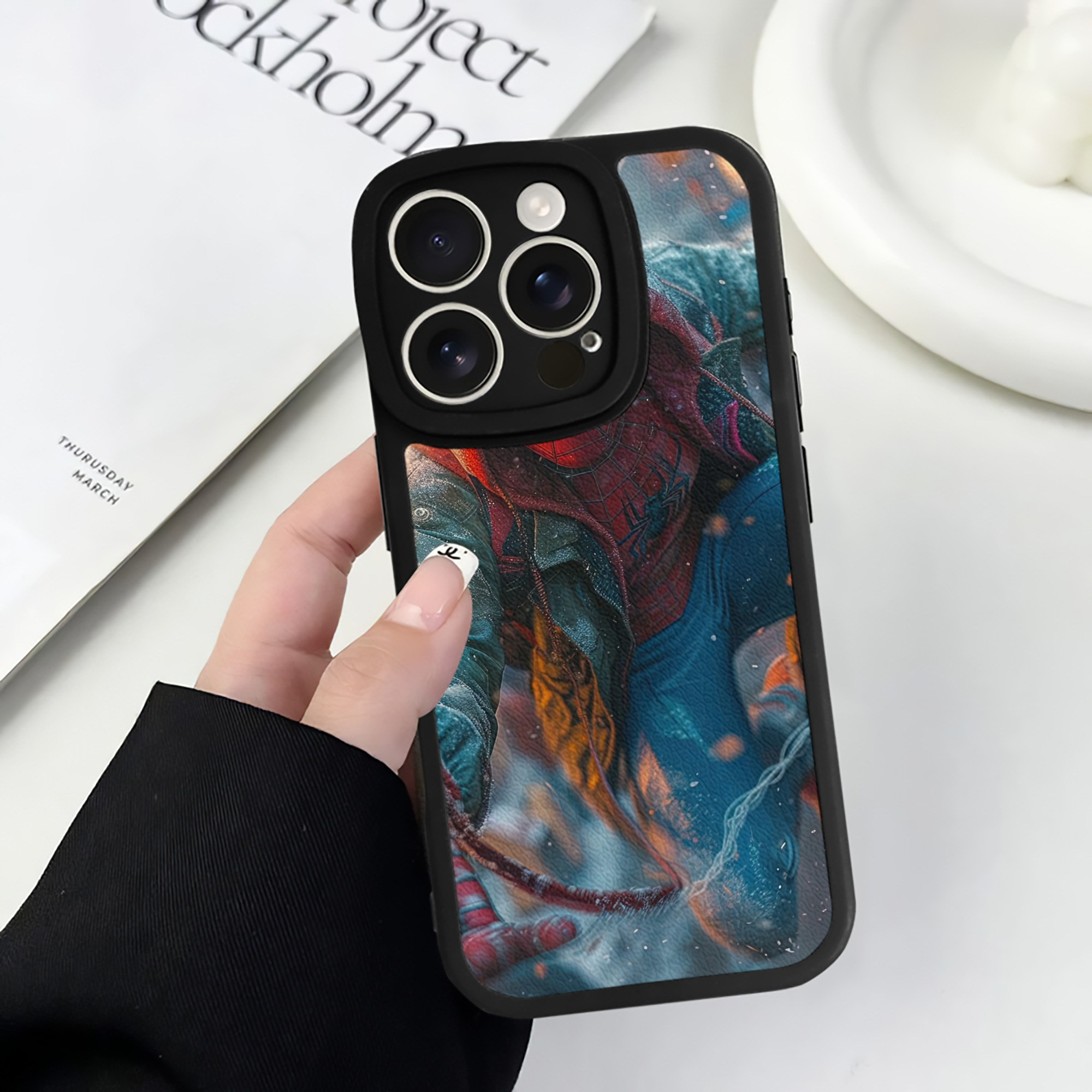 Spider Man スパイダーマン 【iPhone 16シリーズ対応】シリコンスマホケース（レザー調） 材質：シリコン